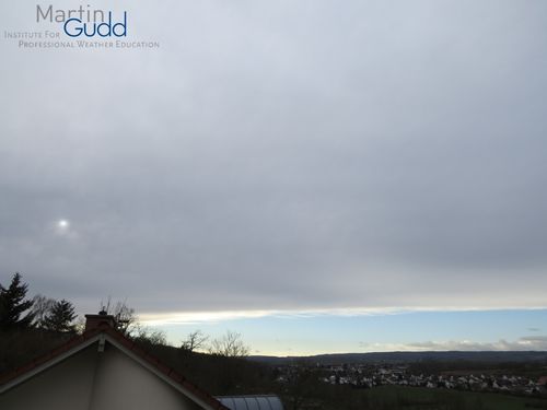 Abziehender Altostratus translucidus, oft mit scharfer Begrenzung