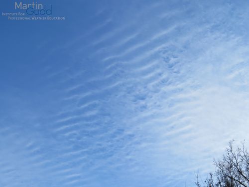 Weiteres Beispiel von Altocumulus lacunosus undulatus