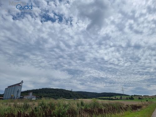 Asperitas an dicht gepackten Altocumulus floccus / Asperitas with accumulated Altocumulus floccus