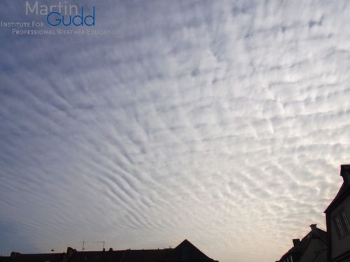 Ein typischer Altocumulus mit Wellen / A typical Altocumulus with ripples